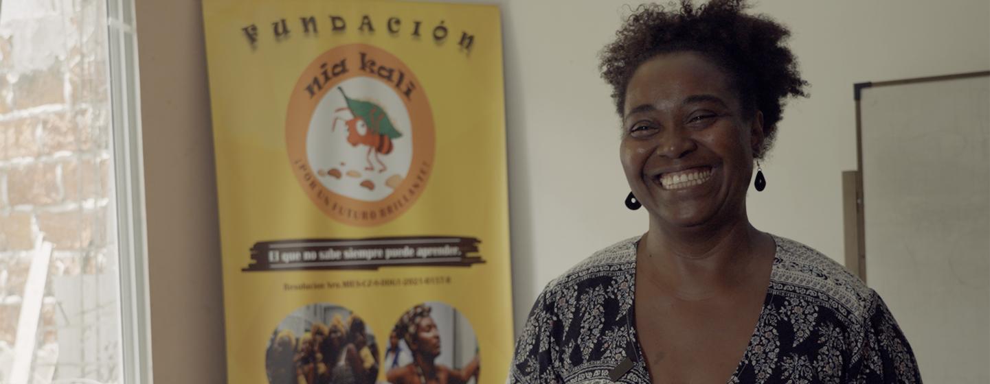 Inés Santos es la presidenta de Nia Kali, una fundación en Guayaquil que ofrece a niños y adolescentes clases de manualidades, danza y pintura, así como talleres de violencia de género. También brinda un espacio seguro a las mujeres, adultos mayores y pe…