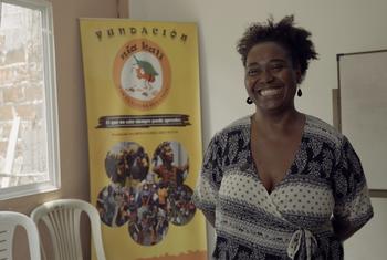 Inés Santos es la presidenta de Nia Kali, una fundación en Guayaquil que ofrece a niños y adolescentes clases de manualidades, danza y pintura, así como talleres de violencia de género. También brinda un espacio seguro a las mujeres, adultos mayores y pe…