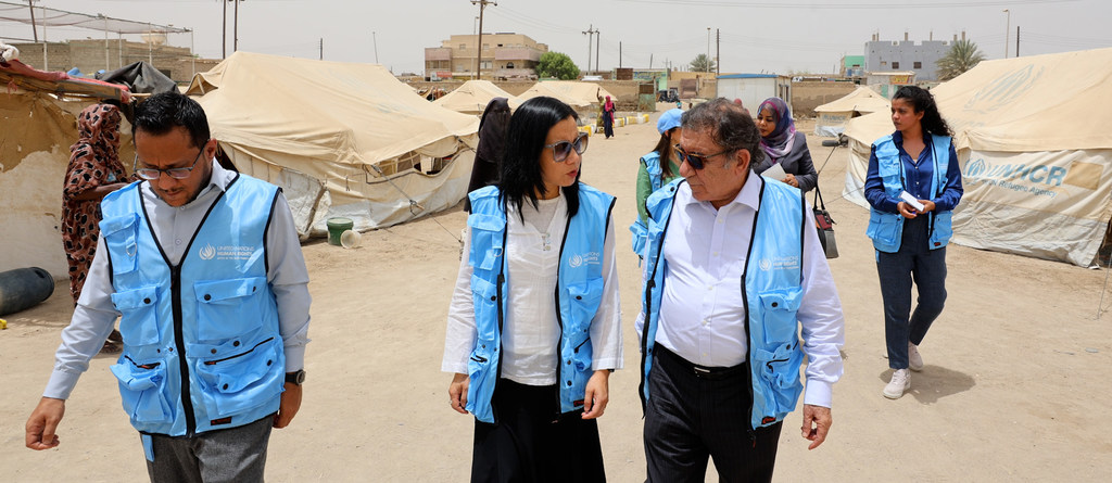 (Katikati) Li Fung, Mwakilishi wa Ofisi ya Kamishna Mkuu wa Haki za Kibinadamu (OHCHR) nchini Sudan, alipotembelea Bandari ya Sudan akiwa na Radhouane Nouicer (kulia), Mtaalam Mteule wa Sudan wa Kamishna Mkuu wa Umoja wa Mataifa wa Haki za Kibinadamu.