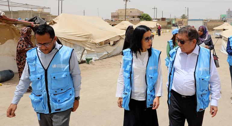 (في الوسط) لي فونغ، ممثل مكتب المفوض السامي لحقوق الإنسان في السودان، خلال زيارة إلى الخرطوم مع رضوان نويصر (على اليمين)، الخبير المعين في السودان لدى المفوض السامي للأمم المتحدة لحقوق الإنسان. (في الوسط) لي فونغ، ممثل مكتب المفوض السامي لحقوق الإنسان في السودان، خلال زيارة إلى الخرطوم مع رضوان نويصر (على اليمين)، الخبير المعين في السودان لدى المفوض السامي للأمم المتحدة لحقوق الإنسان.