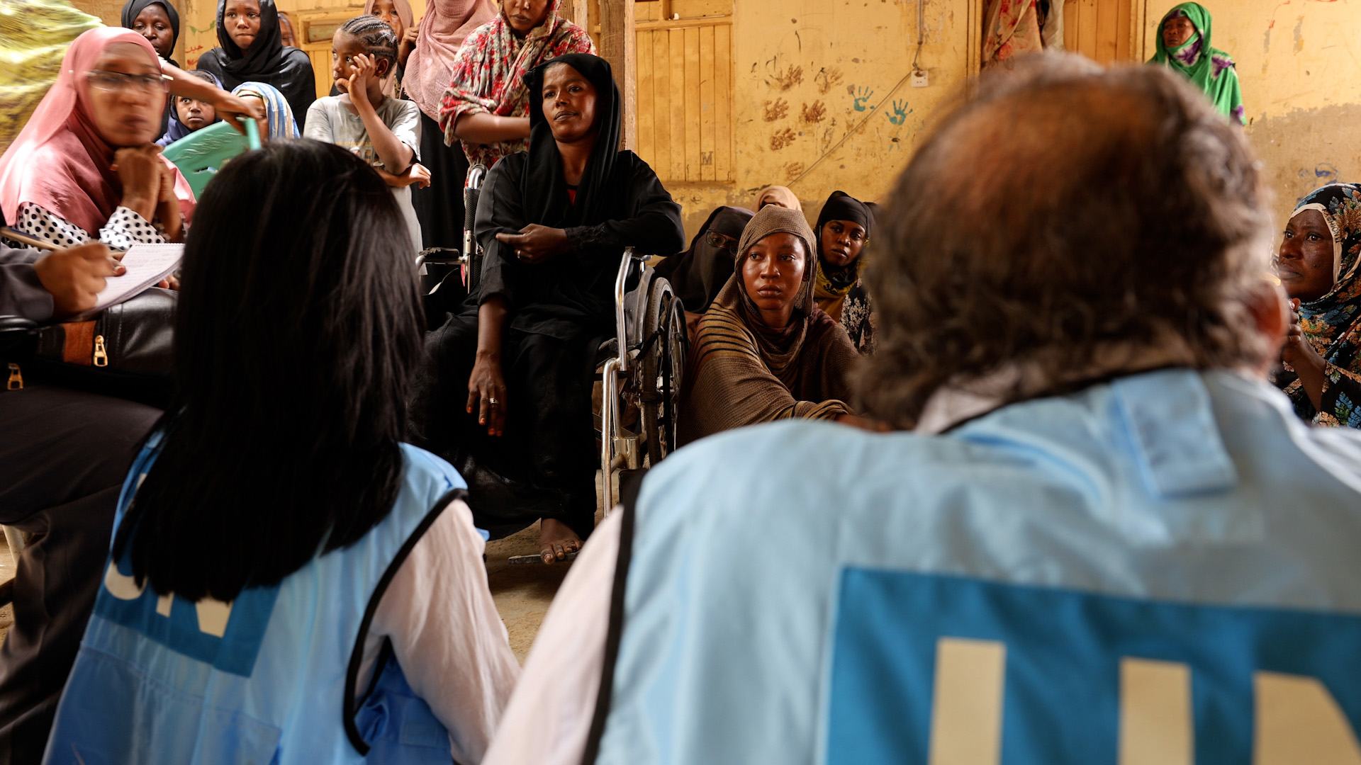 فريق مكتب حقوق الإنسان في السودان يستمع إلى نساء سودانيات. فريق مكتب حقوق الإنسان في السودان يستمع إلى نساء سودانيات.