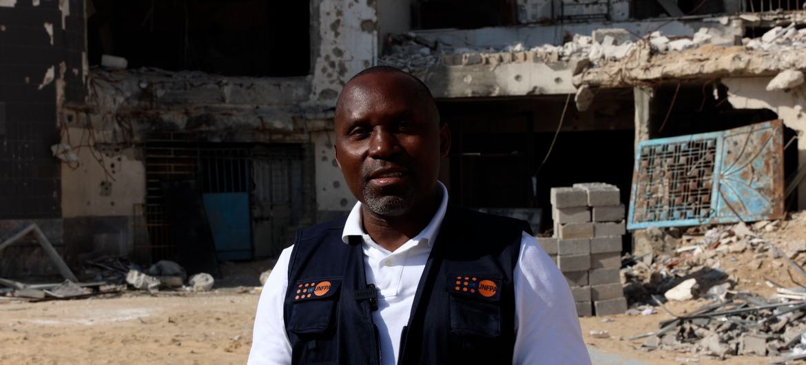 نيستور أوموهانجي، ممثل الصندوق في فلسطين أثناء زيارته لمستشفى الشفاء في مدينة غزة.