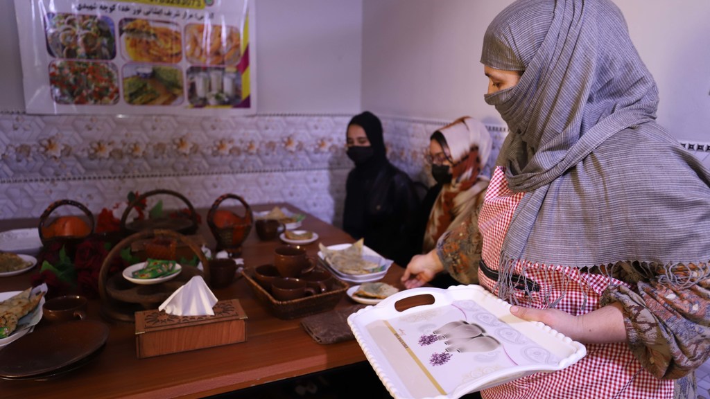 Le restaurant de Shaista accueille les femmes pour des repas sur place, tandis que les services de livraison et de plats à emporter sont disponibles pour les hommes et les femmes.