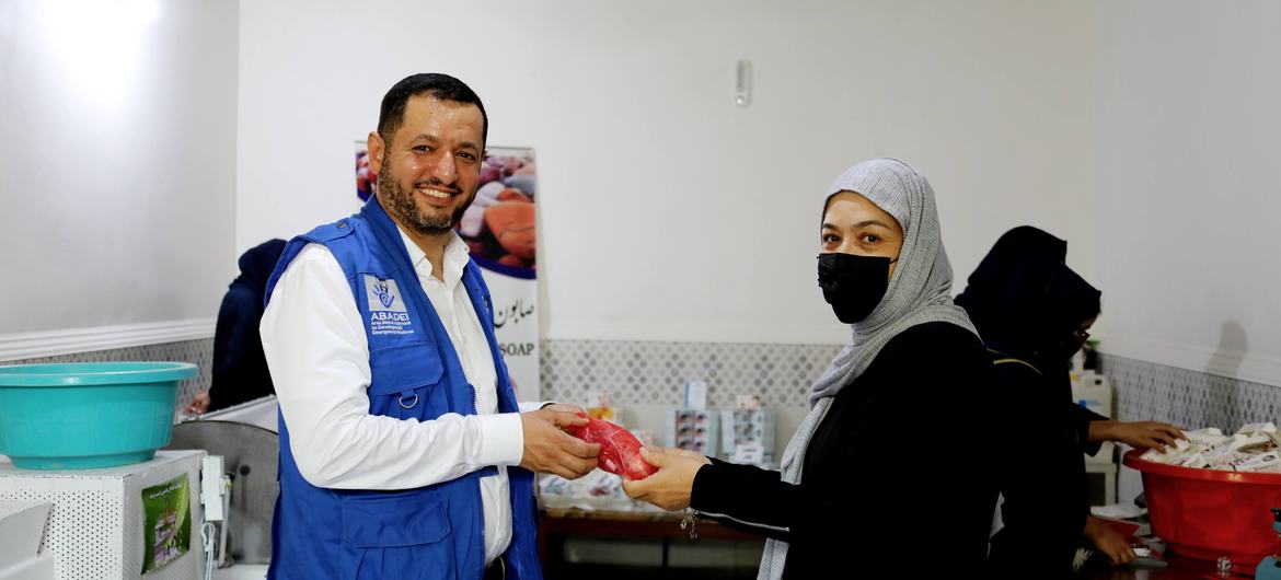 Вахиб Аль-Эрияни на возглавлемом женщиной предприятии по изготовлению мыла.