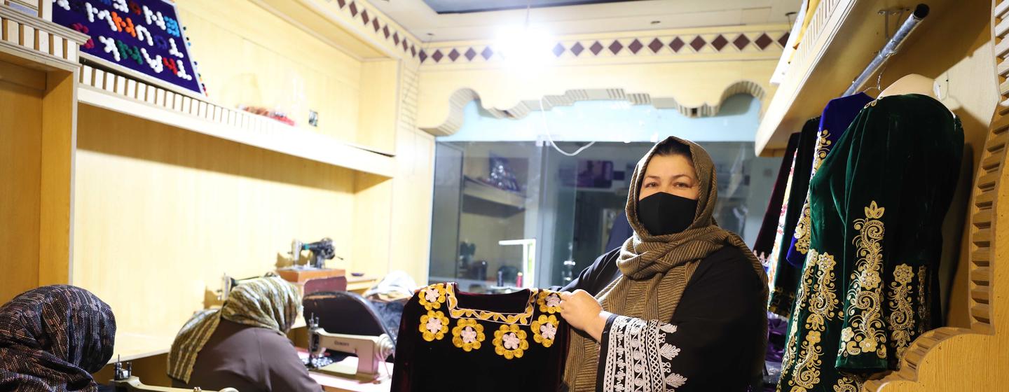 Parwin Zafar en su taller de costura en Mazar-i-Sharif. Actualmente emplea a 16 mujeres. 