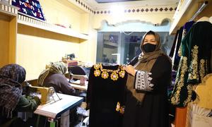 Parwin Zafar en su taller de costura en Mazar-i-Sharif. Actualmente emplea a 16 mujeres. 