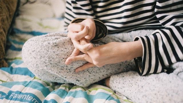 Julia, 32 ans, une jeune femme ukrainienne atteinte d'une grave paralysie cérébrale, dont les parents ont été arrêtés au début de l'invasion russe. « Sa mère répétait sans cesse : “Je dois rentrer à la maison, ma fille ne peut pas se nourrir toute seule”…