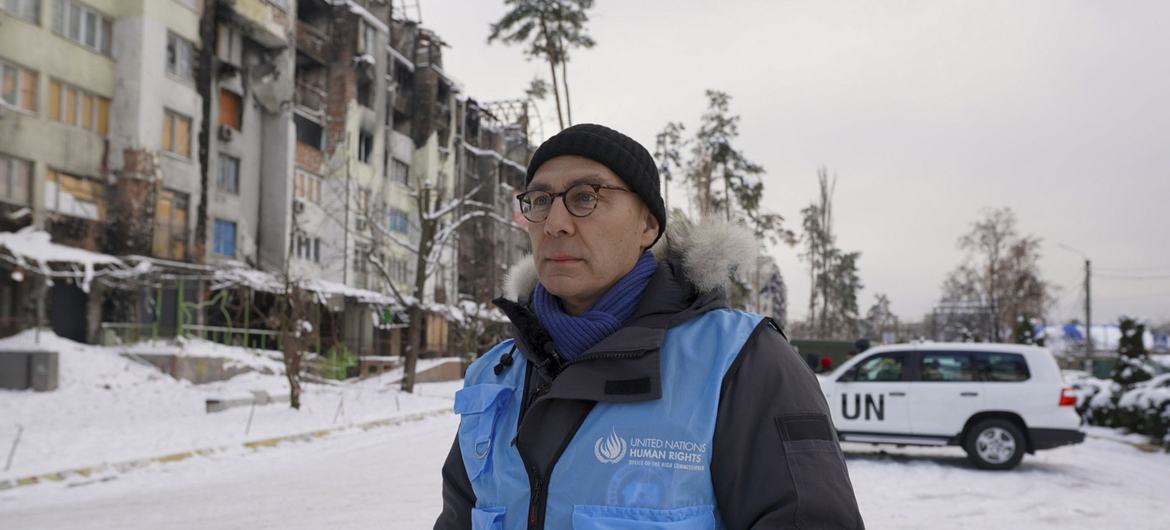 المفوض السامي لحقوق الإنسان فولكر تورك في العاصمة الأوكرانية كييف في بداية زيارته للبلاد