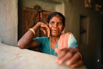 भारत की एक बुजुर्ग महिला सोमरी बाई का चित्र, जिसमें वह पत्थर के चबूतरे पर झुककर मुस्कुरा रही हैं।