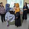 म्याँमार से आई शरणार्थी महिलाएँ, बचाव के तरीक़े सीखते हुए.
