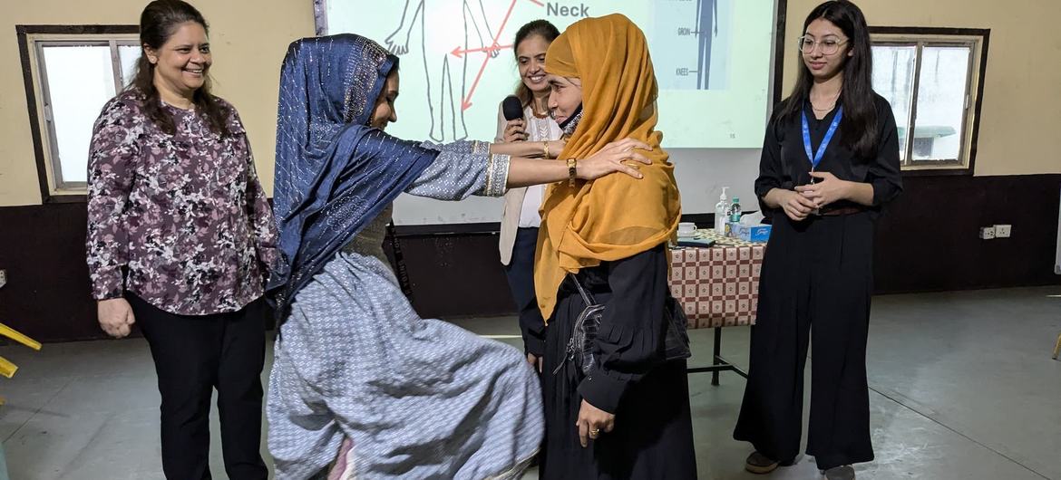 भारत में UNHCR) द्वारा आयोजित आत्मरक्षा प्रशिक्षण सत्र में म्यांमार की शरणार्थी महिलाएं भाग ले रही हैं।