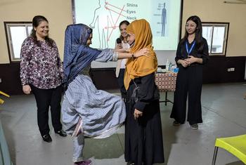 भारत में UNHCR) द्वारा आयोजित आत्मरक्षा प्रशिक्षण सत्र में म्यांमार की शरणार्थी महिलाएं भाग ले रही हैं।