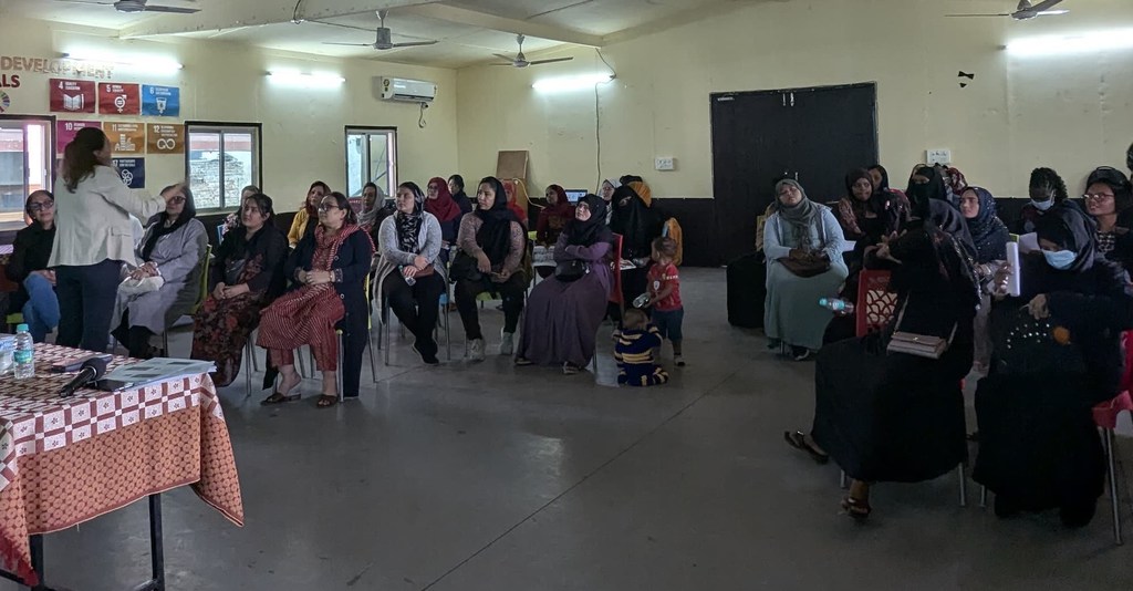 अफगानिस्तान, म्यांमार, सोमालिया, दक्षिण कैरोलिना गणराज्य और युगांडा की शरणार्थी महिलाओं का एक समूह भारत में UNHCR) के एक सहयोगी केंद्र में सशक्तिकरण सत्र के लिए एकत्रित हुआ है।