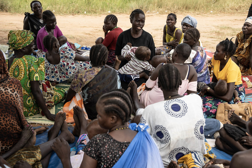 En Ouganda, Christine, 30 ans, s'adresse à un groupe de mères et d'autres bénéficiaires de Nutricash.