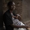在乌干达，30 岁的克里斯汀正在给孩子哺乳。