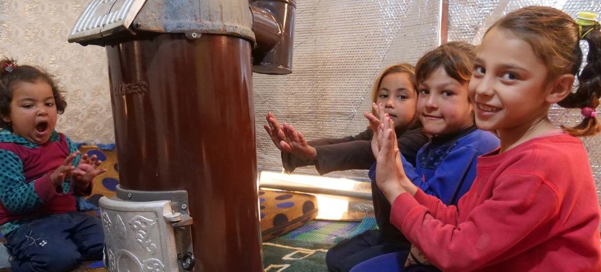 Una familia de refugiados sirios recibió una estufa de hierro fundido con ventilación segura a través del Fondo Humanitario Transfronterizo Sirio. 