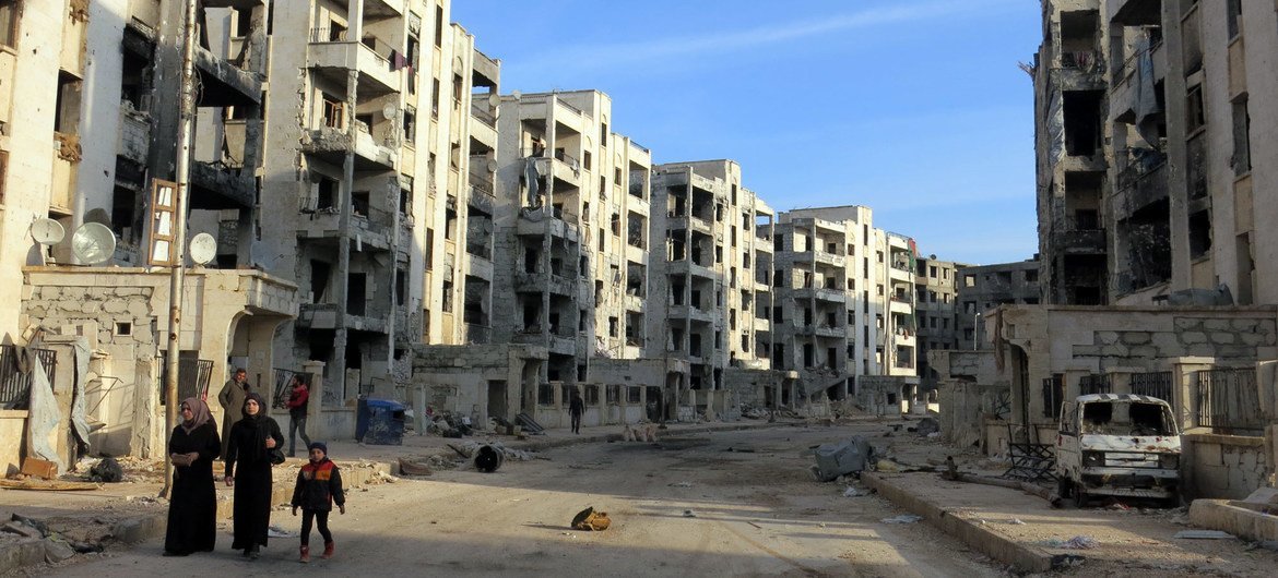 يتفقد السكان الأضرار التي لحقت بمشاريع الإسكان غير المكتملة في حلب، سوريا، بعد النزوح والقتال. ويظهر مشروعا 1070 ورياضة دماراً واسع النطاق.