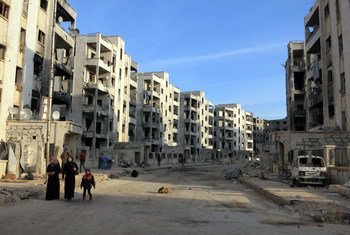 يتفقد السكان الأضرار التي لحقت بمشاريع الإسكان غير المكتملة في حلب، سوريا، بعد النزوح والقتال. ويظهر مشروعا 1070 ورياضة دماراً واسع النطاق.