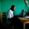 Une femme travaille sur son ordinateur portable au Rwanda.