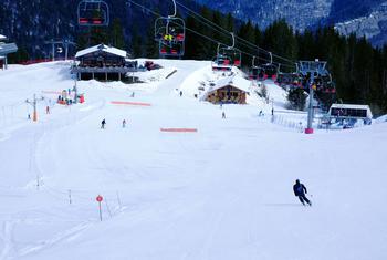 法国圣·让·德·奥尔普斯滑雪胜地的积雪少于往年。