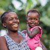 Mãe segura filha de 18 meses em São Tomé e Príncipe