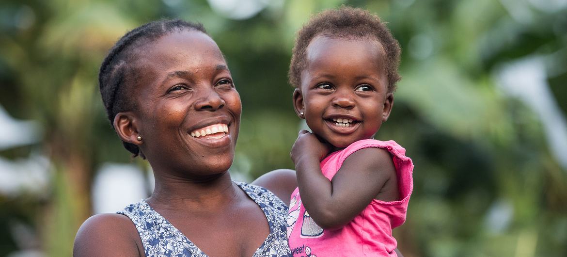 Une mère tient sa fille de 18 mois à Sao Tomé e Principe.