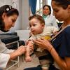 दक्षिण सीरिया के एक स्वास्थ्य केंद्र में, आठ महीने के बच्चे को पोलियो और ख़सरे के टीके लगाए जा रहे हैं.