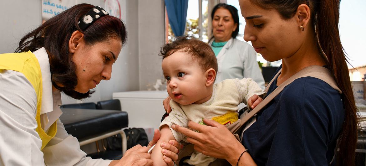 Un niño de ocho meses recibe las vacunas contra la polio y el sarampión en un centro de salud del sur de Siria.