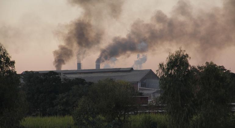 Os processos de produção têxtil da moda rápida estão exacerbando as emissões de gases de efeito estufa no Paquistão
