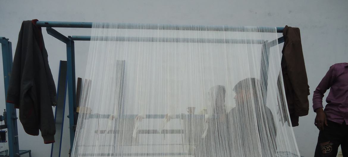 پاکستان میں صنعتی شعبے کی 40 فیصد افرادی قوت ٹیکسٹائل کی صنعت سے وابستہ ہے۔