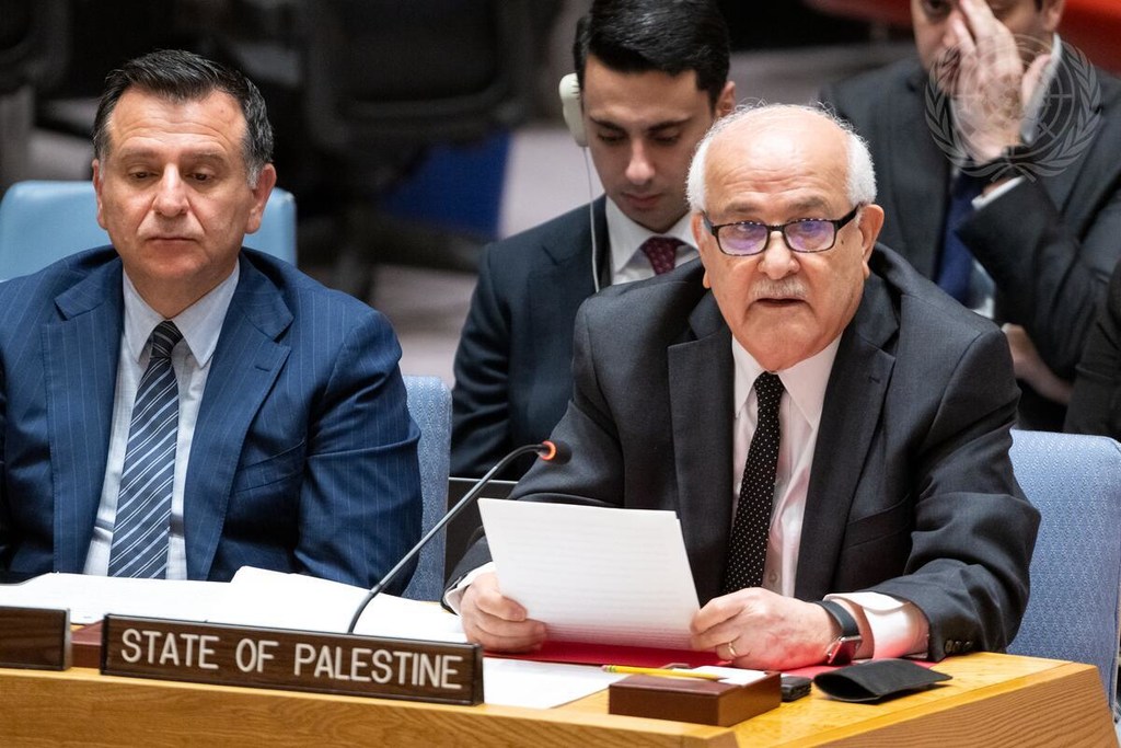 رياض منصور، المراقب الدائم لدولة فلسطين، يلقي كلمة أمام مجلس الأمن الأمم المتحدة .
