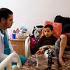 El doctor Abdelrahaman de Gaza habla con un niño herido en el Hospital Shuhadaaa Elaqsa.