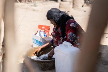 Saeedah Ahmed Mohammed akifua nguo zake kwa kutumia sabuni aliyopatiwa na UNICEF na wadau kwenye kambi ya Al Alili iliyoko wilaya ya Al Khawkhah jimboni Hudaydah nchini Yemen