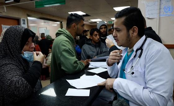 الطبيب عبد الرحمن الطيب من مستشفى شهداء الأقصى يتحدث مع إحدى المريضات.