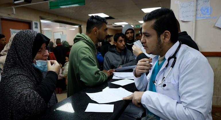 الطبيب عبد الرحمن الطيب من مستشفى شهداء الأقصى يتحدث مع إحدى المريضات.