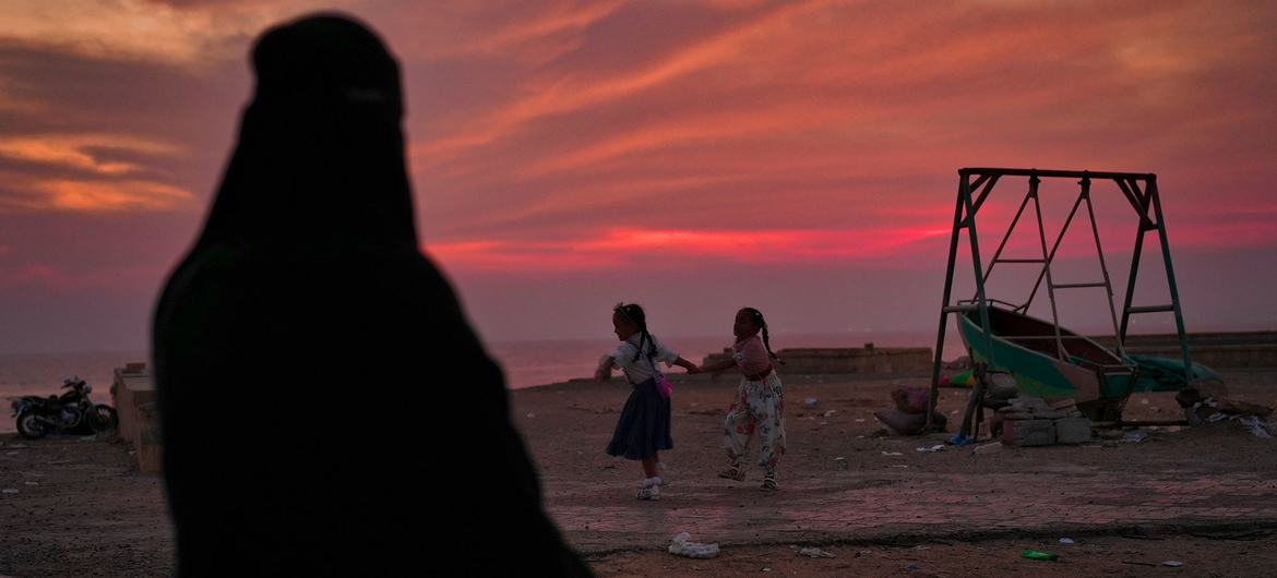 Una madre de dos niñas de Hadhramaut, Yemen, perdió a una de sus hijas a causa de la mutilación genital femenina.