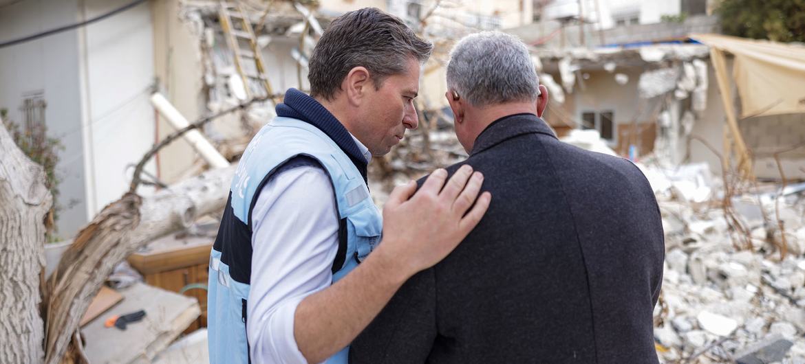 Le chef des secours de l'ONU, Tom Fletcher (à gauche), console un homme dont les biens ont été détruits en Cisjordanie. Le chef des secours de l'ONU, Tom Fletcher (à gauche), console un homme dont les biens ont été détruits en Cisjordanie.