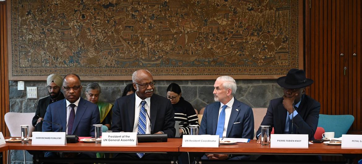 महासभा अध्यक्ष फ़िलेमॉन यैंग ने भारत में संयुक्त राष्ट्र के स्टाफ़ के साथ भी मुलाक़ात की जिनमें रैज़िडेंट कोऑर्डिनेटर शॉम्बी शार्प भी शामिल थे.