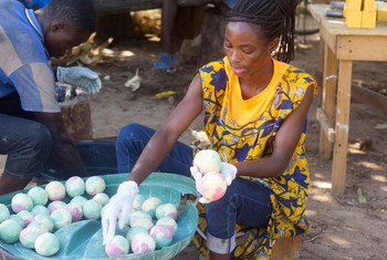 Une femme vend des savons faits maison au Ghana dans le cadre d'un projet des Nations Unies visant à améliorer les moyens de subsistance.