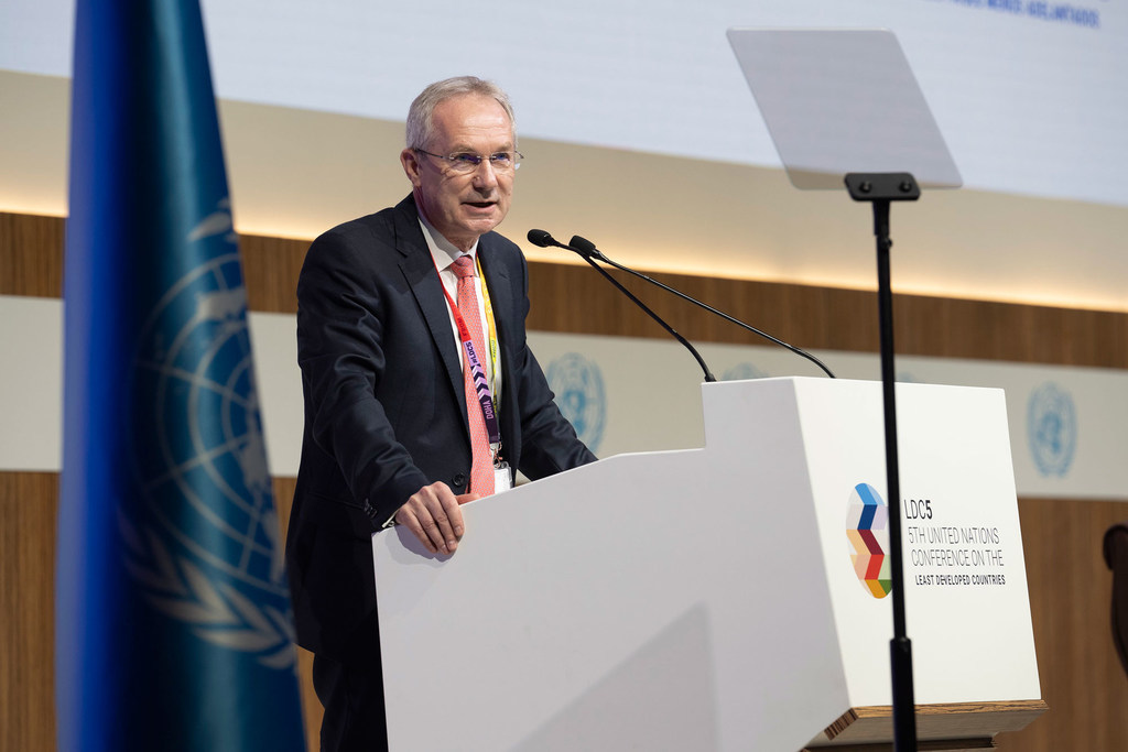 Csaba Kőrösi, Président de la 77e session de l'Assemblée générale des Nations unies, prononce un discours lors de la cinquième conférence des Nations unies sur les pays les moins avancés (PMA5), à Doha, au Qatar.