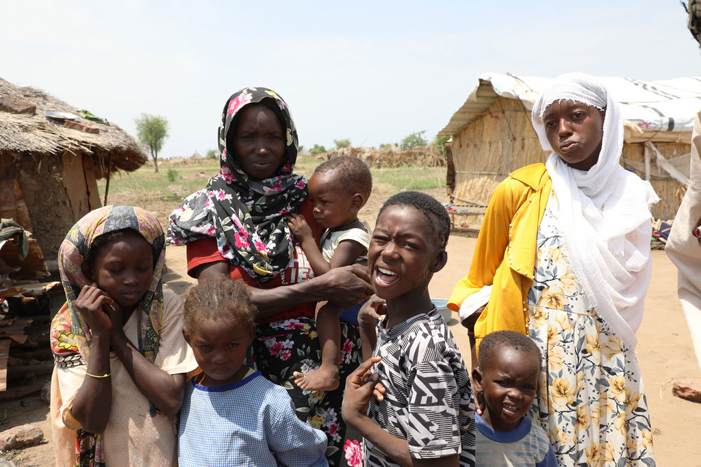 Noureldin akiwa na familia yake.