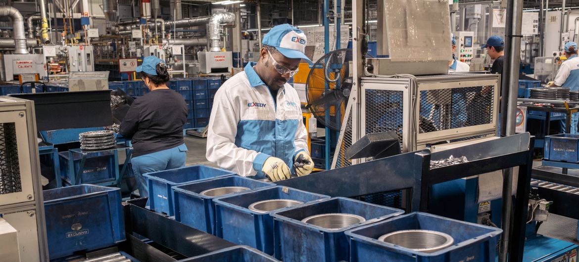 Makendy, um refugiado do Haiti, foi transferido através do Programa de Integração Local do Acnur para Aguascalientes, onde conseguiu um emprego numa fábrica de peças de automóveis.