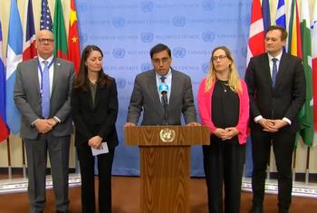 السفير جاي دارماديكاري، نائب الممثل الدائم لفرنسا لدى الأمم المتحدة يتلو بيانا مشتركا نيابة عن بلاده والدنمارك واليونان وسلوفينيا والمملكة المتحدة بشأن الوضع في غزة.