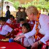 2022年11月，麦凯恩访问粮食署在老挝的项目。