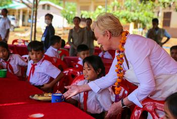 सिंडी मैक्केन, नवम्बर 2022 में लाओस में यूएन खाद्य राहत एजेंसी के राहत प्रयासों के दौरान.