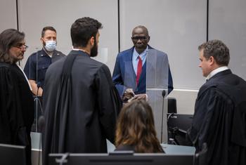 المتهم في قضية دارفور، علي كوشيب خلال الجلسة الافتتاحية لمحاكمته في المحكمة الجنائية الدولية في لاهاي بهولندا.