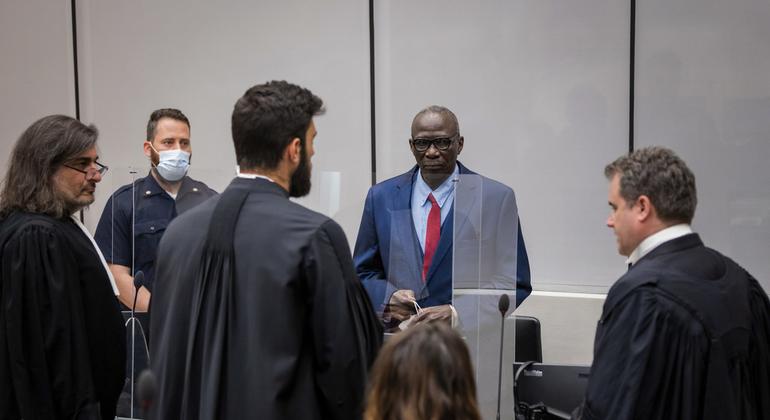 المتهم في قضية دارفور، علي كوشيب خلال الجلسة الافتتاحية لمحاكمته في المحكمة الجنائية الدولية في لاهاي بهولندا.