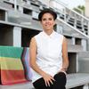 Camila García, vicepresidenta del síndicato FIFPro, sentada en una gradería con la bandera del colectivo LGBT+