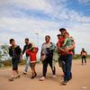 Euclimar、她的丈夫 Josfenix 和他们两岁的儿子 Dylan 步行穿过委内瑞拉边境后抵达了巴西。