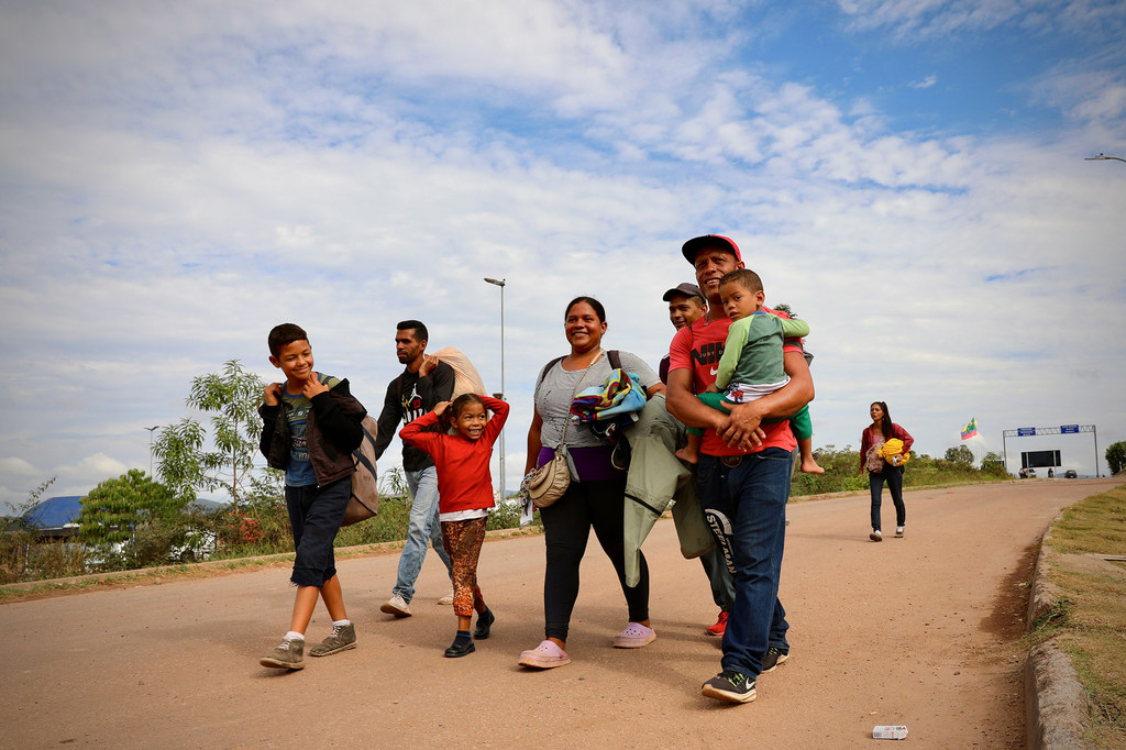 Euclimar, su esposo Josfenix y su hijo de dos años Dylan llegan a Brasil tras haber cruzado la frontera con Venezuela de a pie.